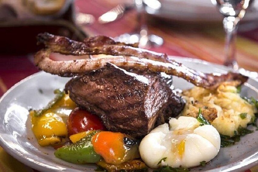 Un plato con un bistec a la parrilla, verduras y un huevo cocido. 1