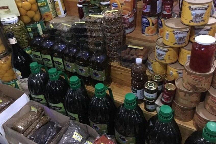 Variedad de productos alimenticios, incluyendo botellas, frascos y conservas en estantes. 3