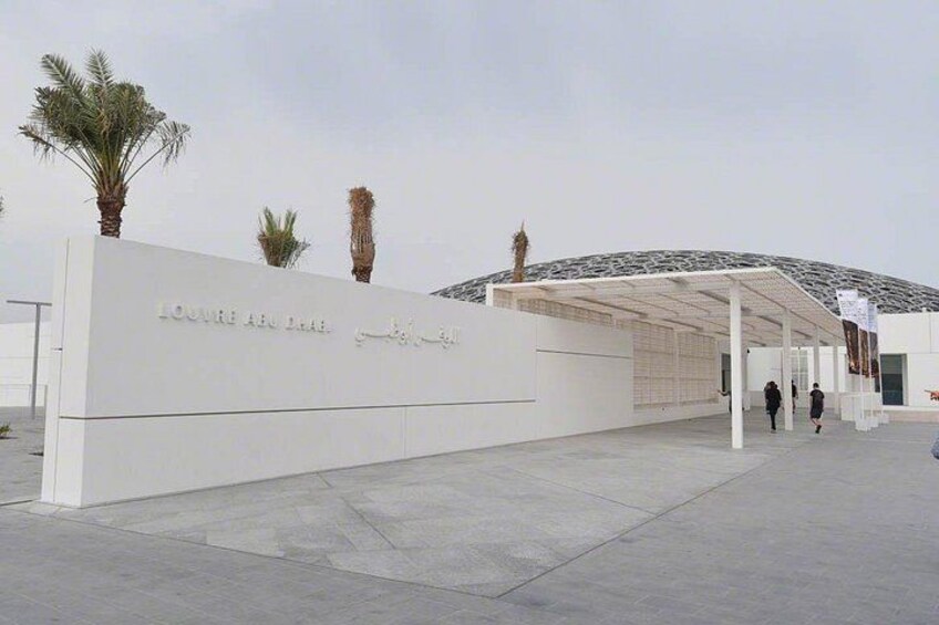 Un edificio moderno con fachada blanca y palmeras. 4