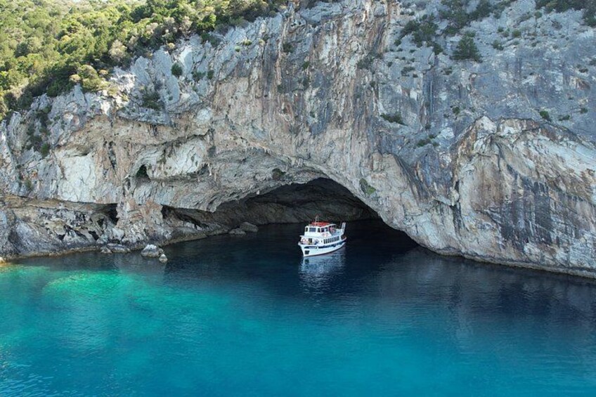 We can make a full entrance into the cave of Papanikolis! 2