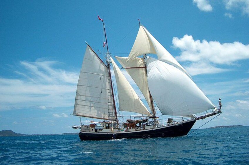Un velero con varias velas en un mar tranquilo. 2