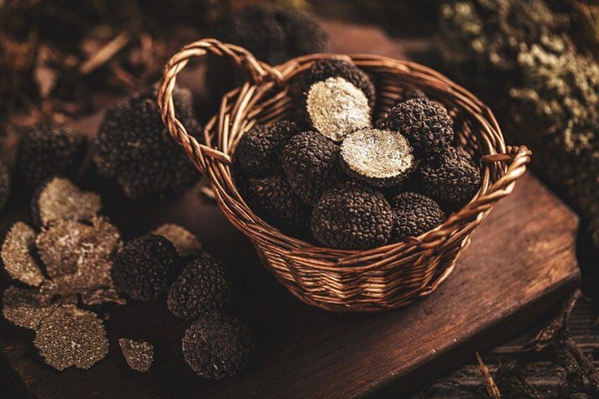 Una cesta de trufas sobre una superficie de madera. 1