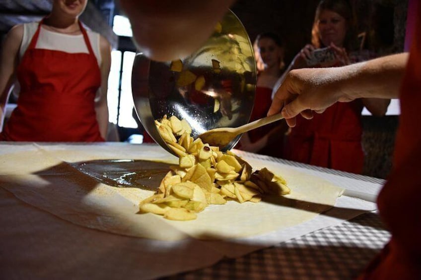 Apple Strudel & Prezel Cooking Class incl. Dinner & Music 3