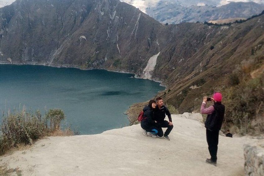 Una persona fotografiando un lago con montañas al fondo. 5
