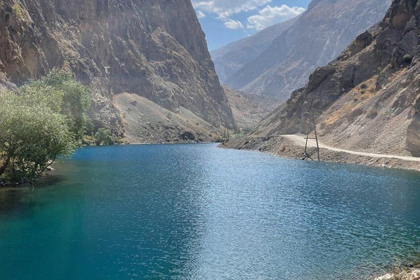 Ein klarer, blauer See, umgeben von steilen, felsigen Bergen. 5