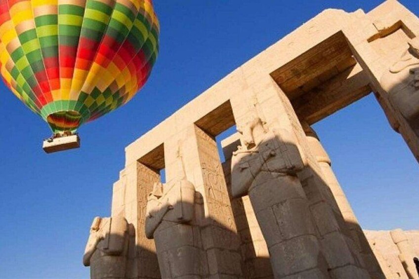 Antiche colonne in pietra e una colorata mongolfiera nel cielo. 2