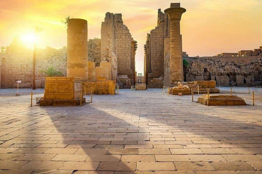 Rovine egizie antiche con colonne e strutture in pietra. 3