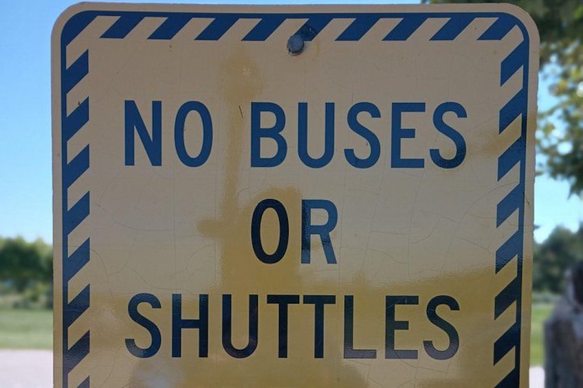 Et skilt med teksten 'Ingen busser eller shuttles'. 2