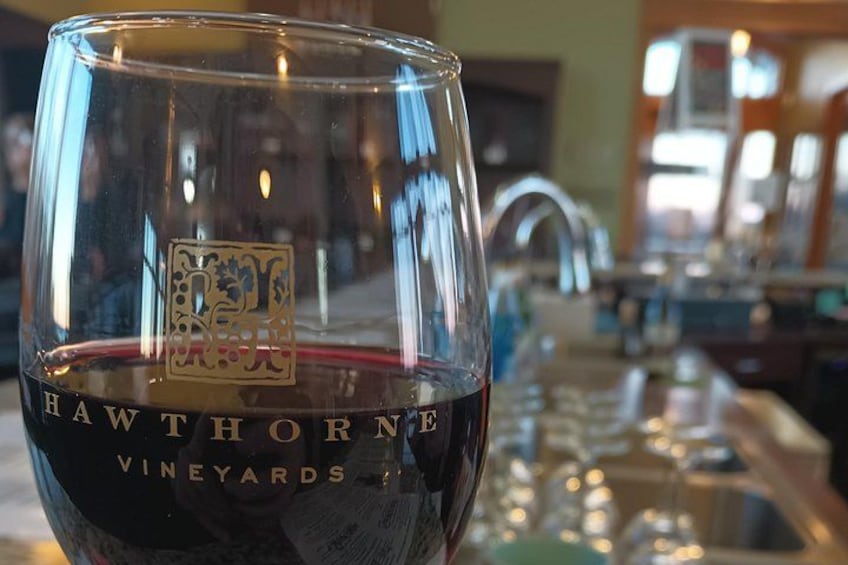Et glas rødvin med etiketten 'Hawthorne Vineyards'. 5