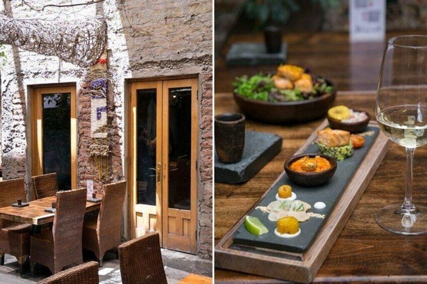 Un área de comedor al aire libre con paredes de piedra rústica y mobiliario de madera. 1