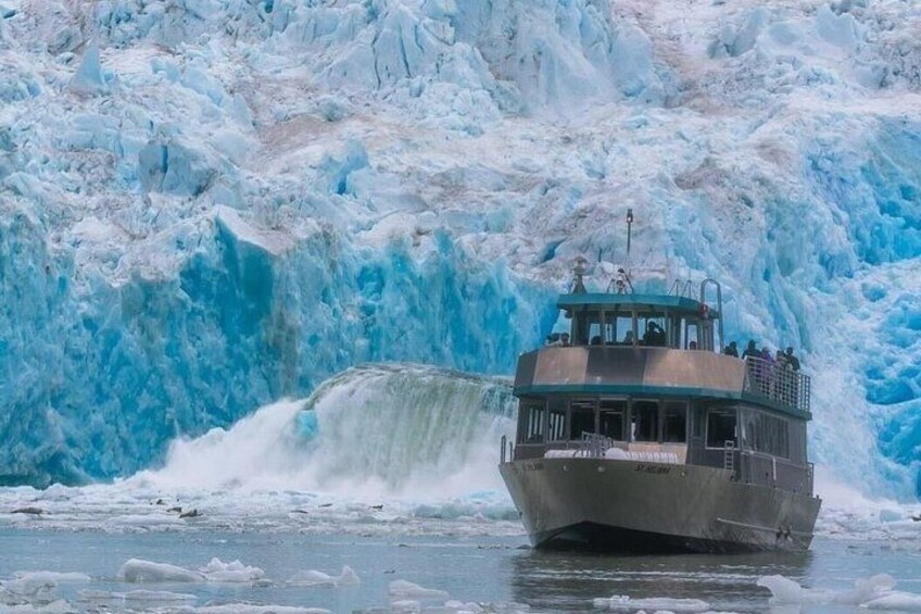 Vessel in front of Sawyer Glacier 1