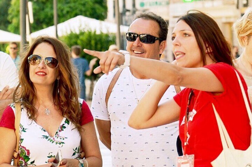 Un grupo de personas en un evento al aire libre, algunas vestidas con ropa de verano informal. 5