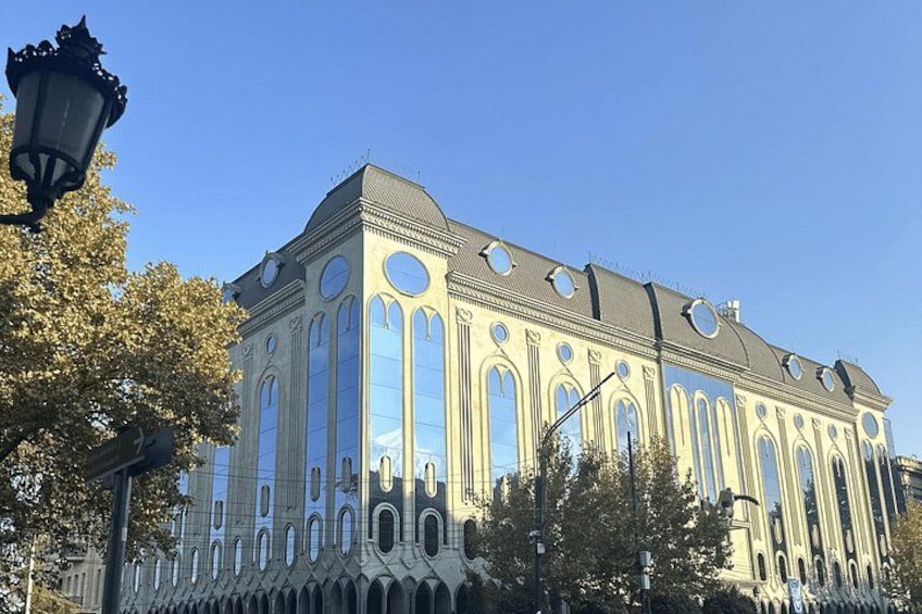 Un edificio grande e decorativo, caratterizzato da finestre ad arco e una facciata simmetrica. 3