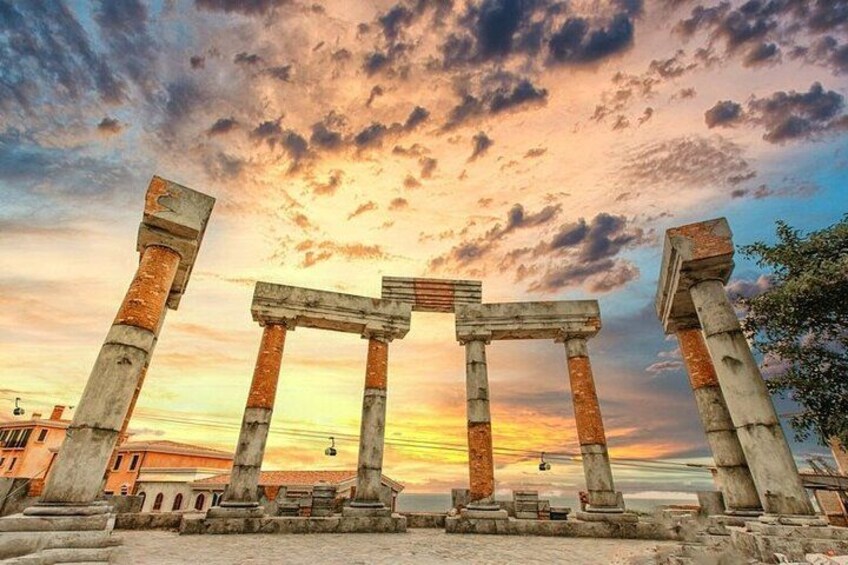 Des ruines antiques, avec des colonnes, sous un ciel au coucher du soleil. 4