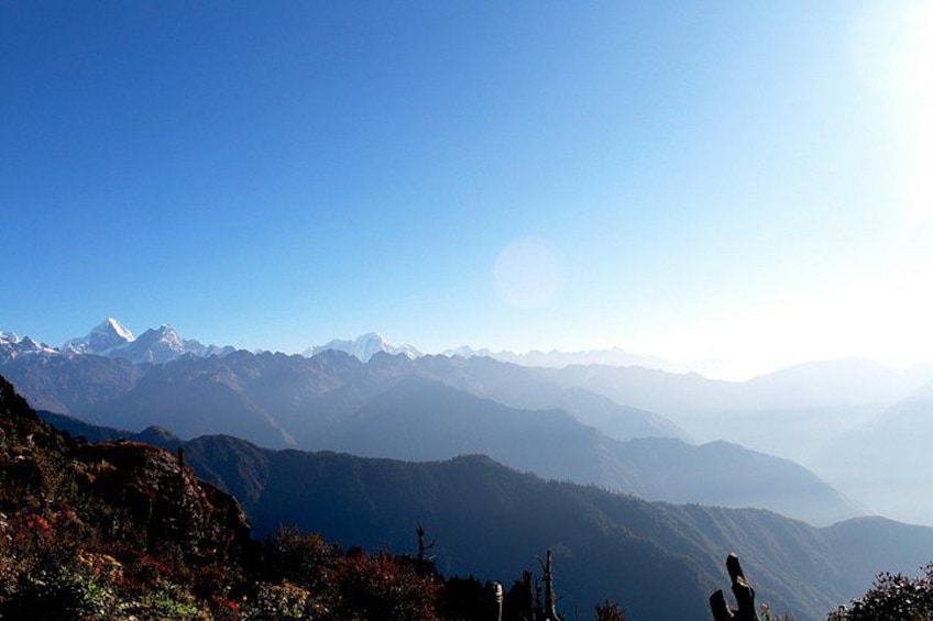 Une chaîne de montagnes dont les sommets enneigés se dressent sous un ciel dégagé. 5
