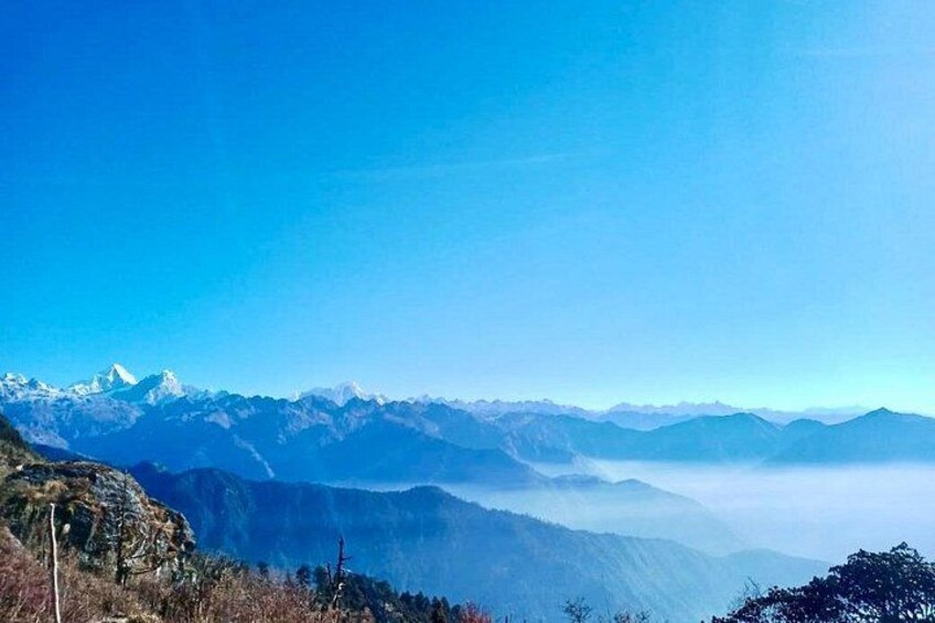 Une chaîne de montagnes dont les sommets enneigés se dressent sous un ciel bleu dégagé. 2