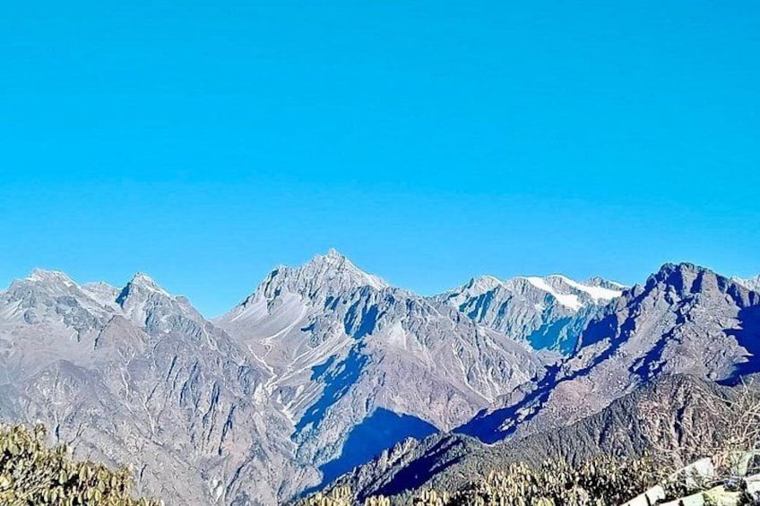 Une chaîne de montagnes sous un ciel d’un bleu limpide. 4