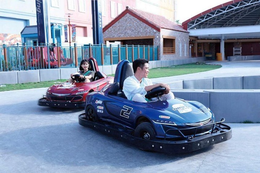 Zwei Personen fahren mit Autoscootern in einem Freizeitpark. 5