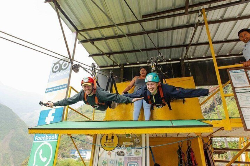 Ziplining-Aktivität mit Teilnehmern auf einer Plattform, Sicherheitsgeschirren und einer Facebook-Anzeige. 5