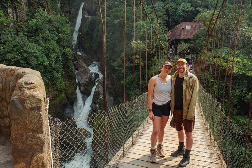 Eine Hängebrücke mit einem Wasserfall im Hintergrund. 3
