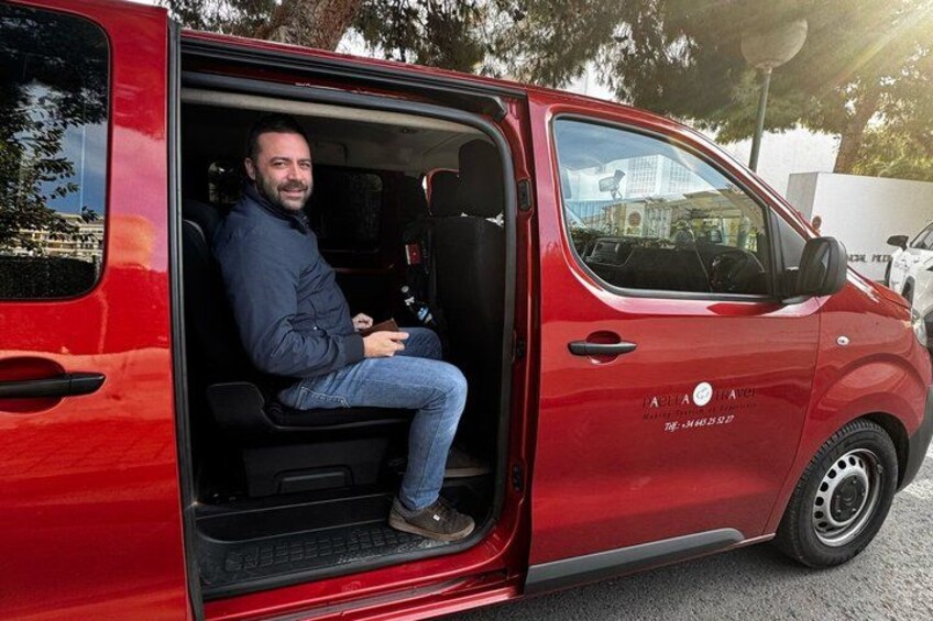 Una camioneta roja con un hombre sentado al volante. 2