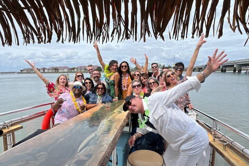 Un grupo de personas en un barco, con un paisaje urbano y un puente al fondo. 2