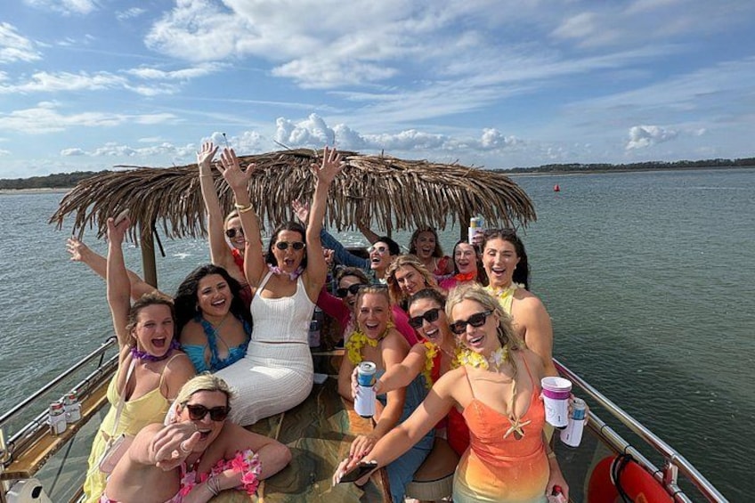 Un grupo de personas en un bote con techo de paja, rodeado de agua. 4