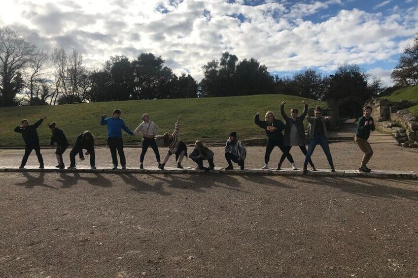 Eine Gruppe von Menschen führt eine synchronisierte Tanzroutine im Freien auf. 4