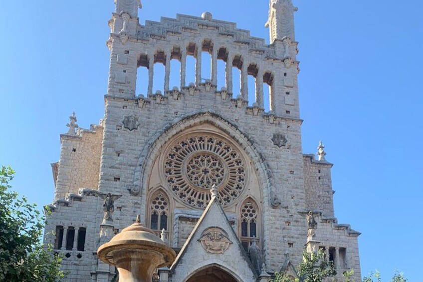 A Gothic cathedral with a large rose window and a tall bell tower. 5