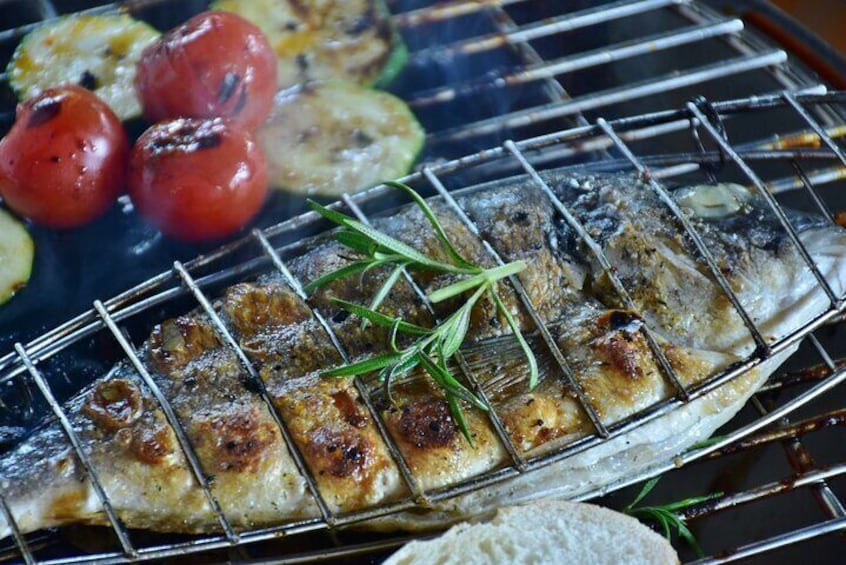 Grillet fisk, tomater og squash på grillen. 5