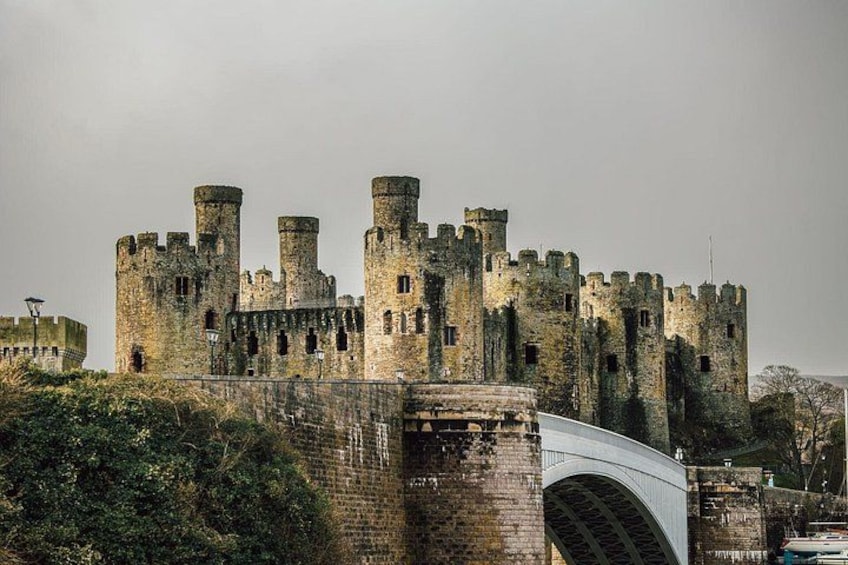 Un castillo medieval con múltiples torres y un puente en primer plano. 1