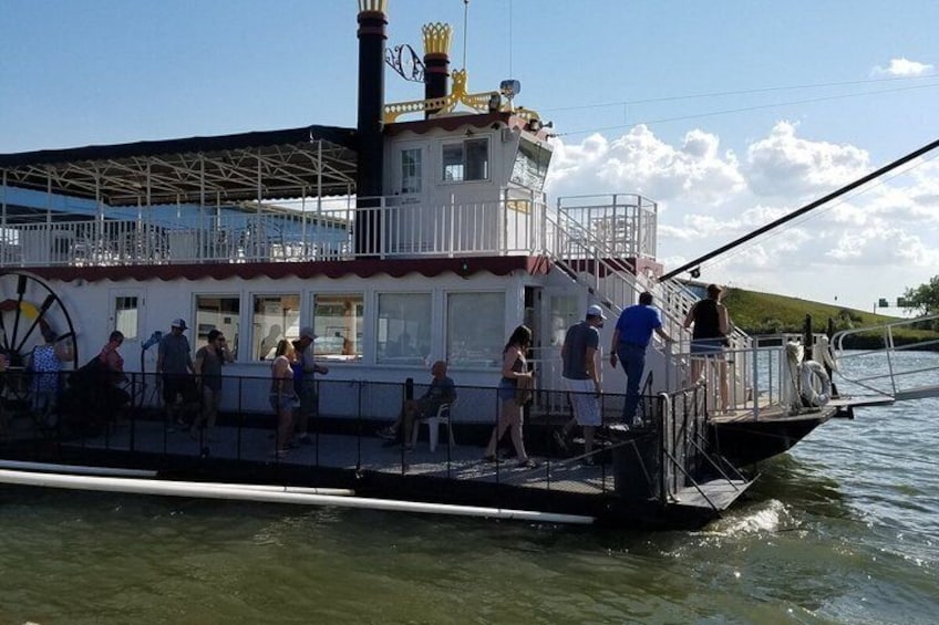 Missouri River BBQ Dinner Cruise with Laughing Sun Brewing Co 4