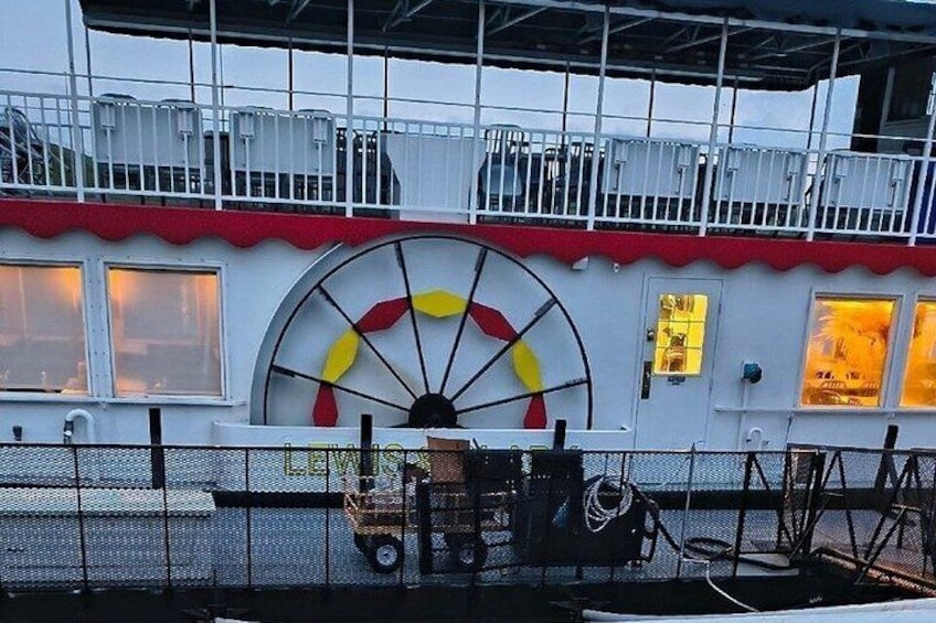 Saturday Evening Missouri River Leisure Cruise with Onboard Bar 3