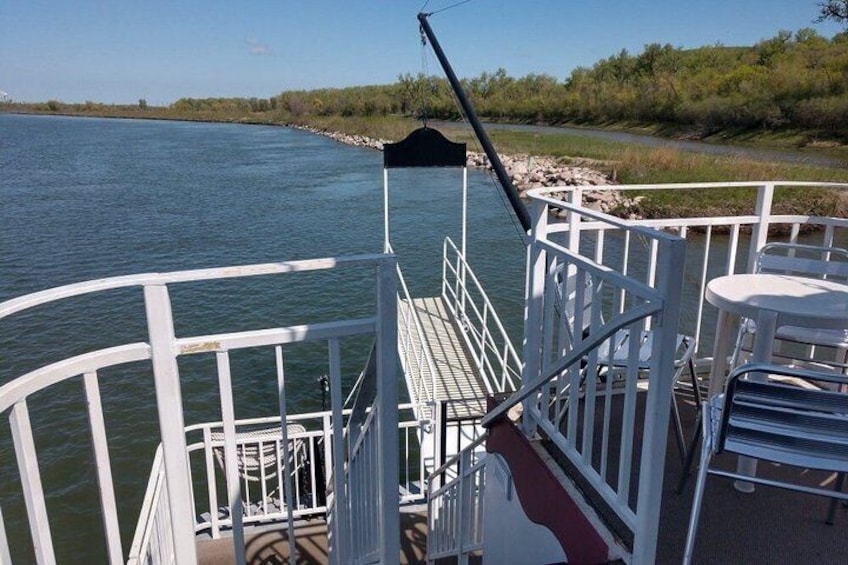 Saturday Evening Missouri River Leisure Cruise with Onboard Bar 4