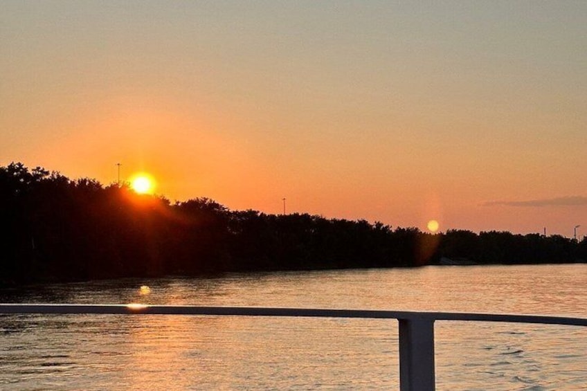 Saturday Evening Missouri River Leisure Cruise with Onboard Bar 5