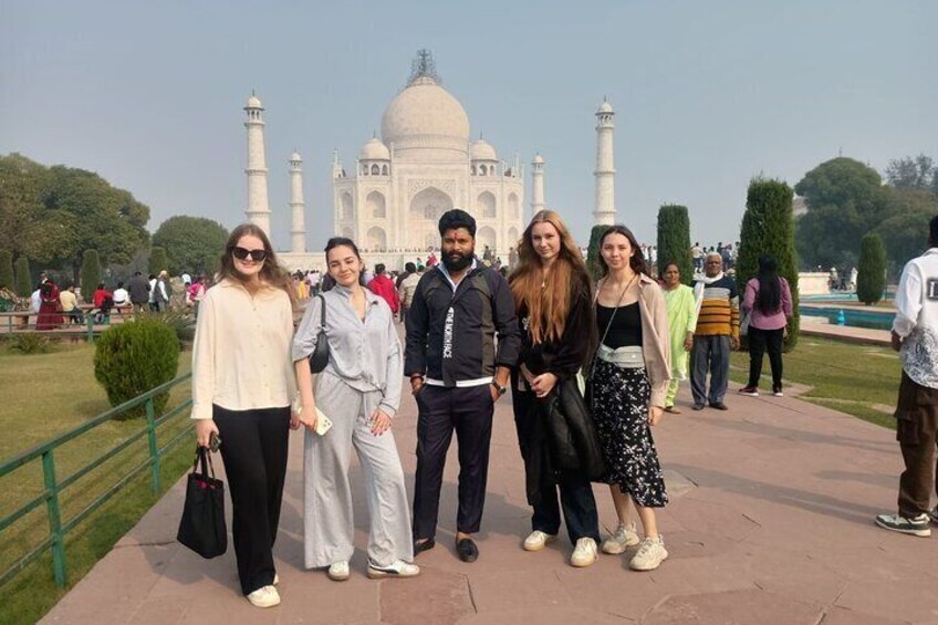 En grupp människor som står framför Taj Mahal. 1