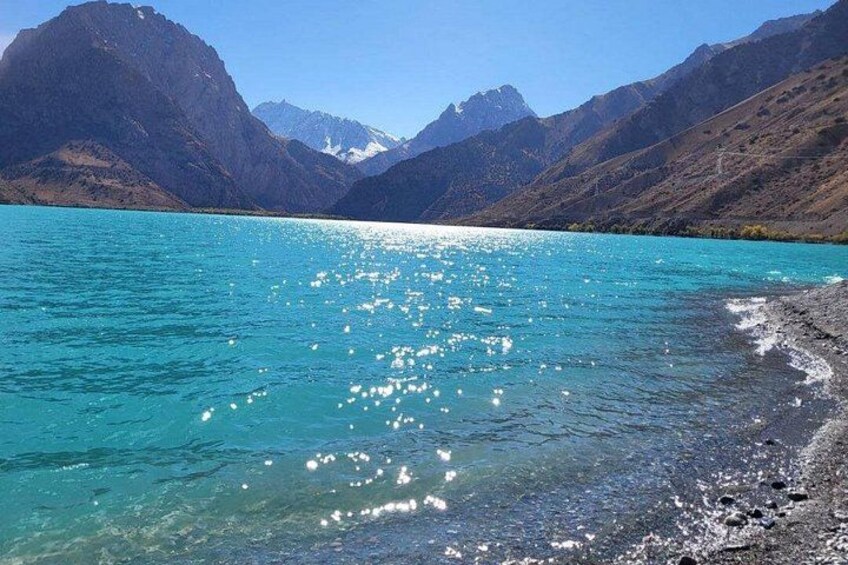 Un lac turquoise entouré de montagnes. 5