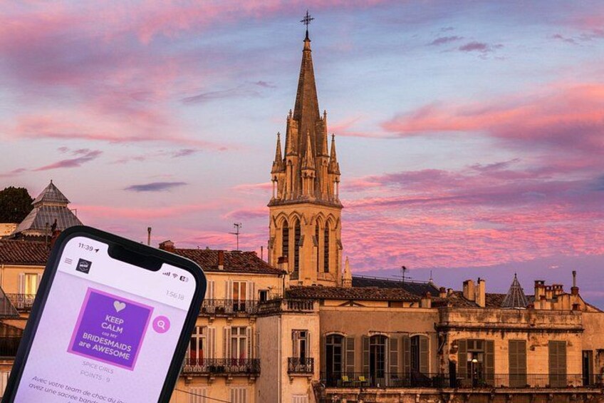 Un smartphone affichant un message concernant les demoiselles d’honneur, avec une église et des bâtiments en arrière-plan. 4