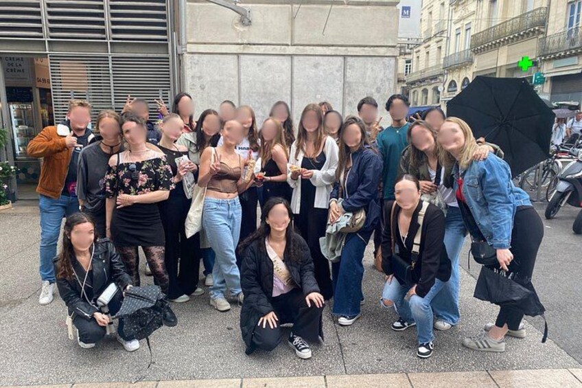 Un groupe de personnes posant pour une photo dans une rue de la ville. 3