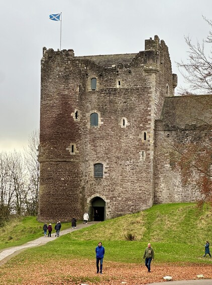 From Edinburgh: 1-day Outlander Experience Tour with Entry 3