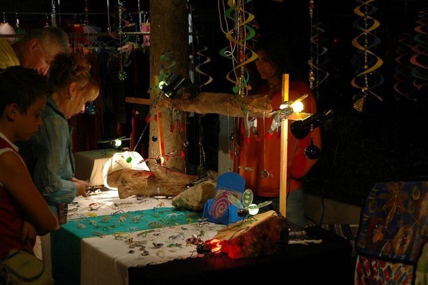 Ein Tisch mit einem Teddybär, einem blauen Spielzeug und einer Lichtquelle. 3