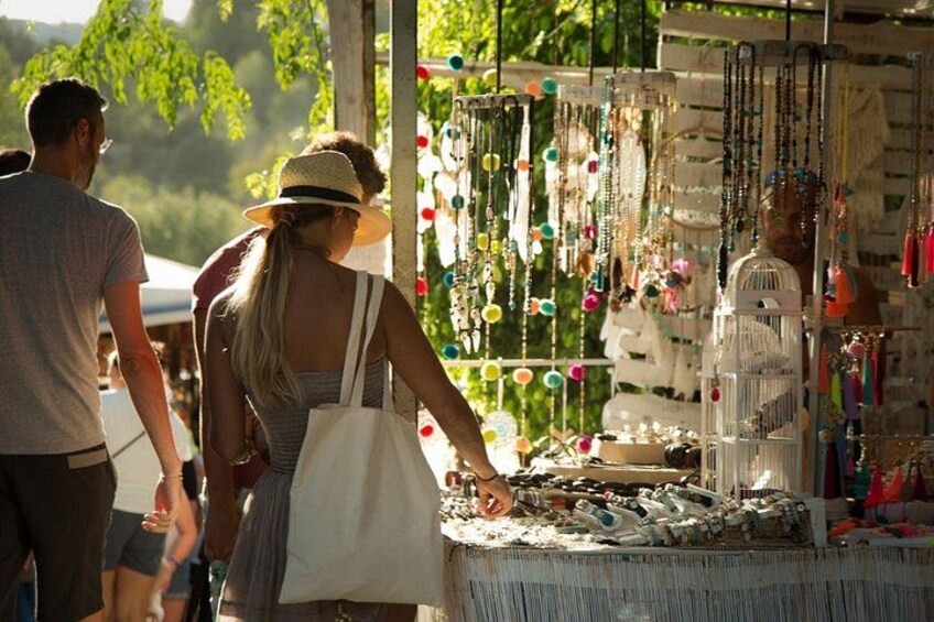 Ein Marktstand mit Schmuck und einem Vogelkäfig. 5