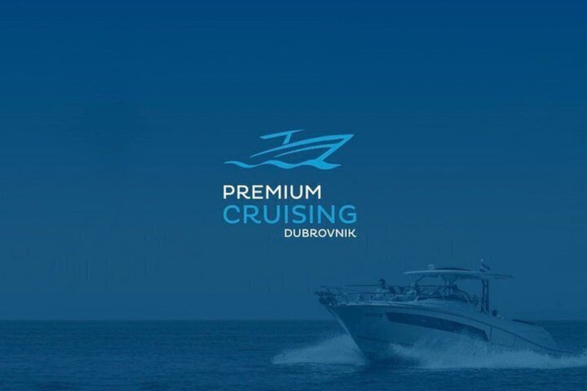 Een boot met de tekst 'PREMIUM CRUISING' en 'DUBROVNIK', voor een blauwe oceaan. 2