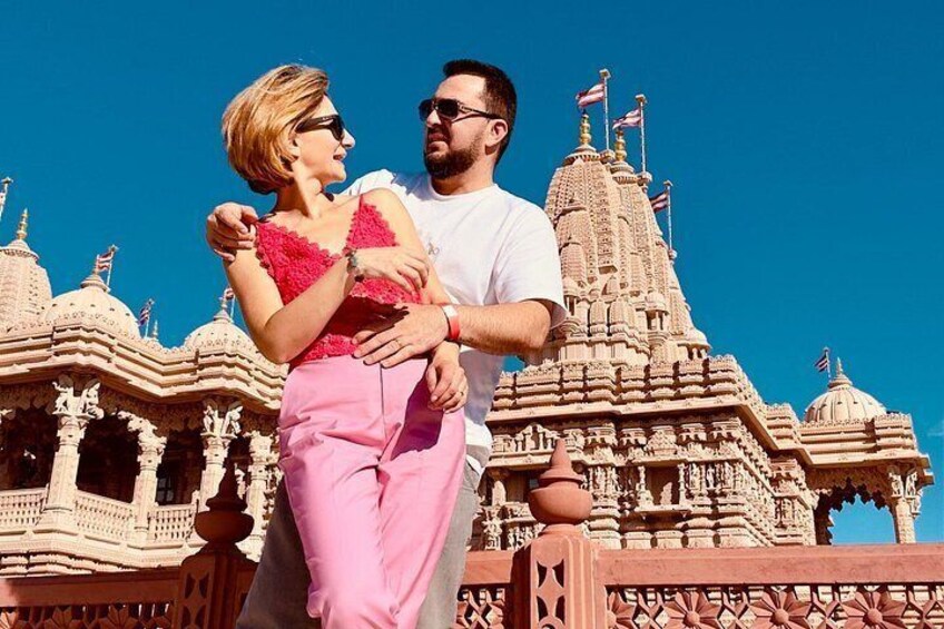 Una pareja está de pie frente a un templo de arquitectura detallada. 5