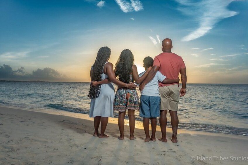 Una familia de cuatro en la playa al atardecer. 4