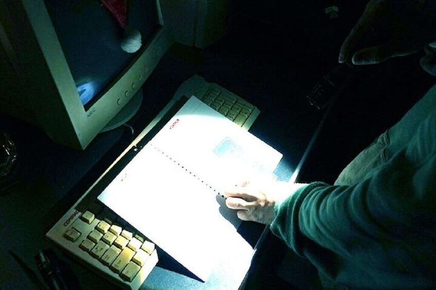 Iemand gebruikt een computer met toetsenbord en scherm waarop een document wordt weergegeven. 4
