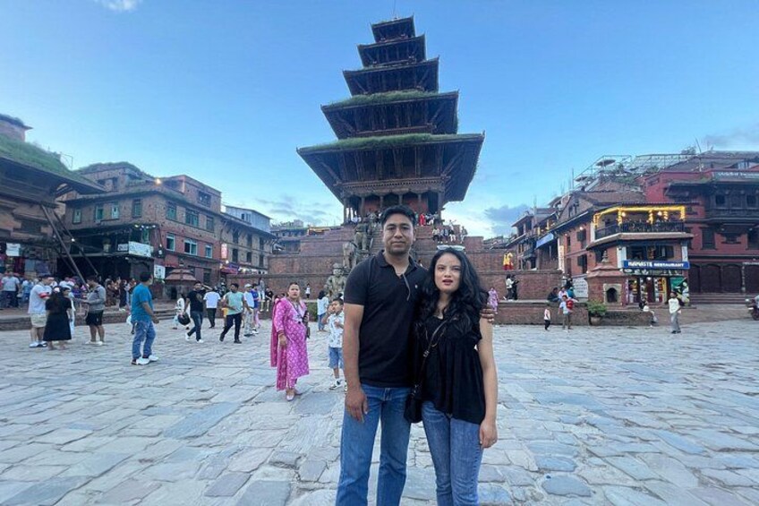 Une place historique, avec une structure ressemblant à une pagode, un pavage de pierres et des bâtiments traditionnels. 2