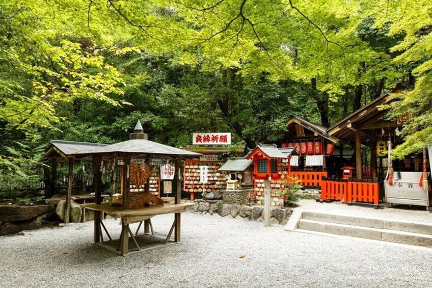 Un sanctuaire japonais traditionnel, entouré d’une végétation luxuriante. 2
