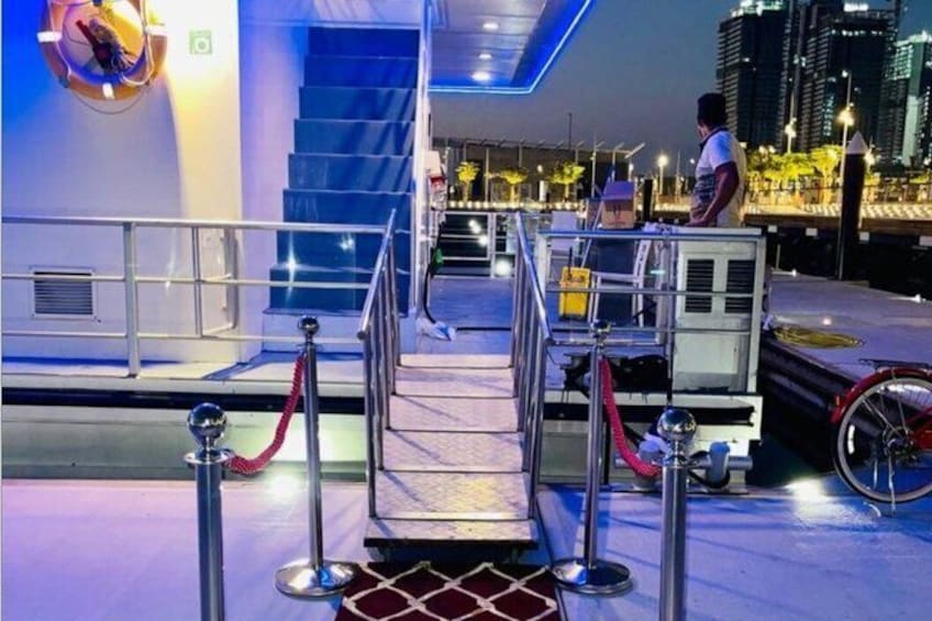 Dubai Marina Luxury Dinner Cruise with Live Show & Buffet 5