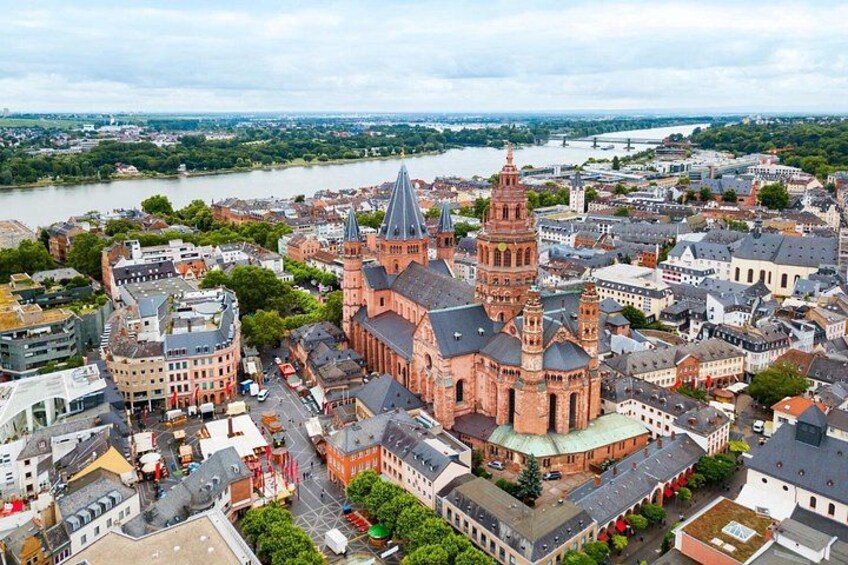 Stadsgezicht met een opvallende kerk, een rivier en een brug op de achtergrond. 4